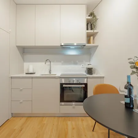 Apartment Bright Window By Vacationy *