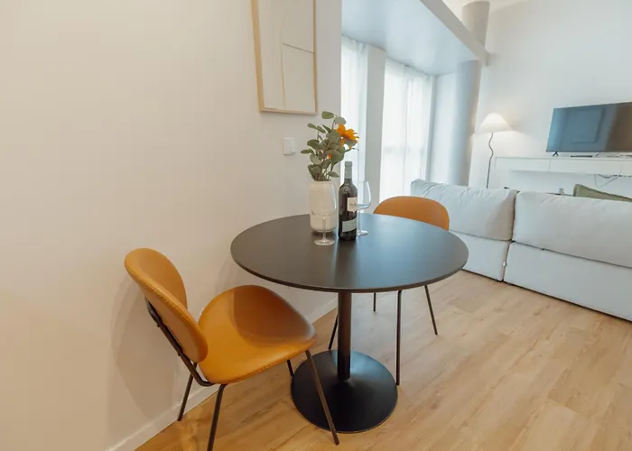 Apartment Bright Window By Vacationy